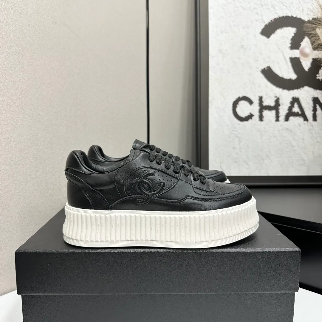 👟👟Ex-factory price 560👟👟Chanel Panda Shoes! 2025 counter's top casual sports shoes. This classic design; the upper is electro-embroidered with a variety of techniques; the outsole is fashionable and sporty; the unusual inclusion of a variety of color matching elements... The diversified mix and match is very good-looking and versatile, and can be used for leisure, fashion, sports, and outdoor... ꫛꫀꪝ Go➫ Materials: ❶Upper made of: original imported first-layer silk cowhide + original waterproof cloth + original first-layer cowhide ❷Inner lining: Breathable mesh ❸ Outsole based on: original TPU combination outsole, full set of boutique packaging for women 35–41